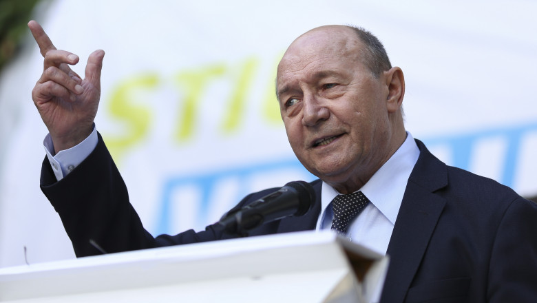 Traian Băsescu vorbește și gesticulează în timpul unui discurs rostit la o tribună