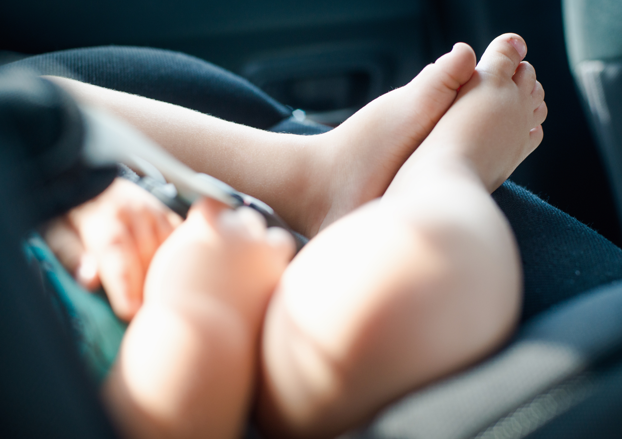 Un bărbat s-a sinucis când și-a dat seama că fiul lui de 18 luni, pe care l-a uitat 3 ore în maşina încinsă, a murit