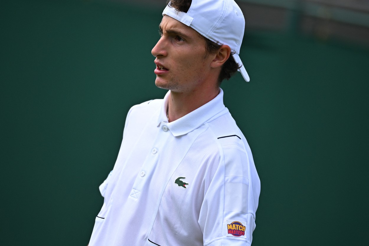 Un jucator de la Wimbledon a uitat de rachete si a intrat pe teren fara ele. In continuare a produs cea mai mare surpriza din turneu