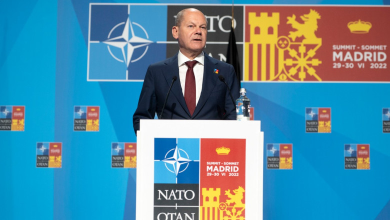 Olaf Scholz vorbește de la pupitrul NATO