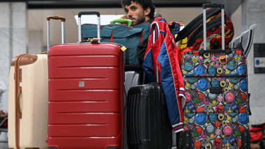 pasager inconjurat de bagaje