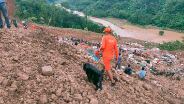 Operațiune de căutare după p alunecare uriaşă de teren în India