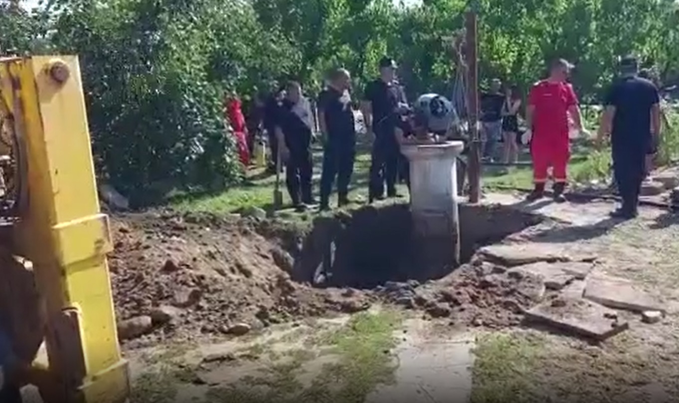 VIDEO O femeie de 82 de ani care a căzut într-o fântână adâncă de 10 metri a fost salvată după o operațiune de peste trei ore