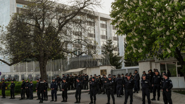 poliristi bulgari fa. zid in fata ambasadei ruse la sofia