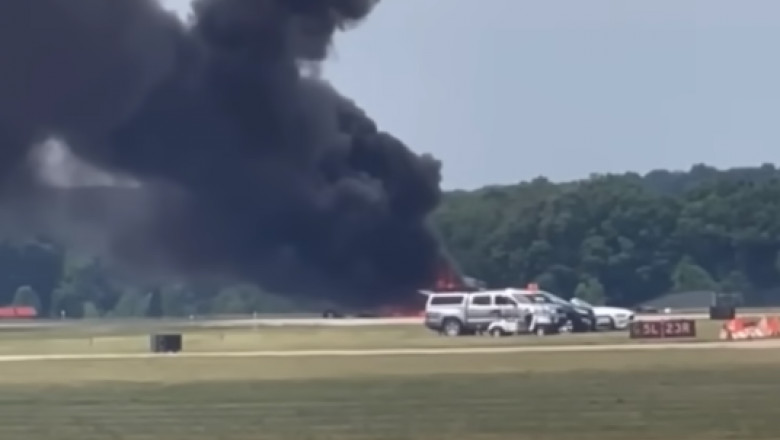 Fum degajat de un camion care arde.