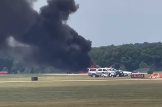 VIDEO. O întrecere între un camion și două avioane s-a încheiat cu un accident mortal