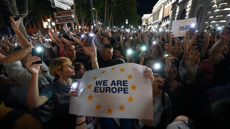 Oameni la un miting pro-Europa în Tbilisi