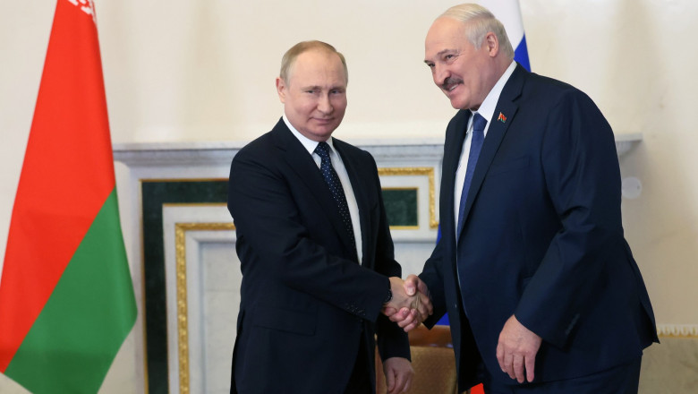 Putin dă mâna cu Lukașenko la Minsk