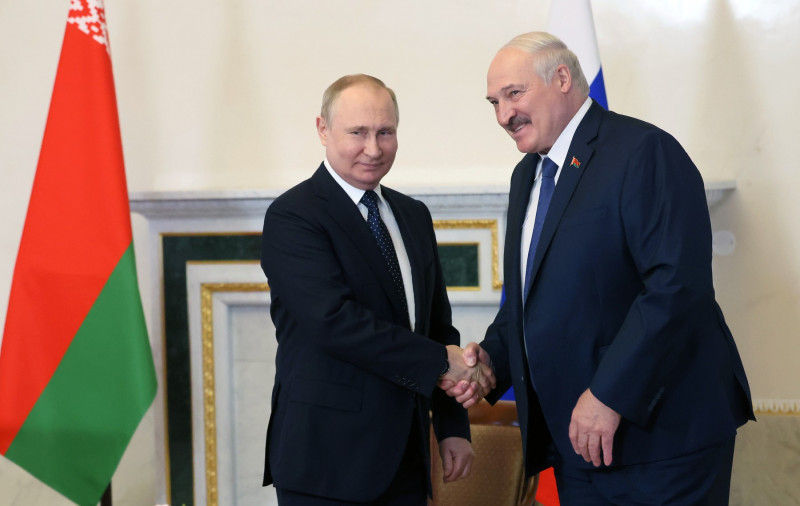 Putin dă mâna cu Lukașenko la Minsk