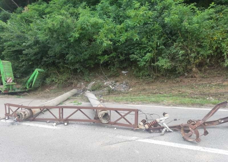 Șapte oameni răniți, după ce mai mulți stâlpi de electricitate au fost doborâţi de un tren. Oamenii se aflau la locul unui alt accident
