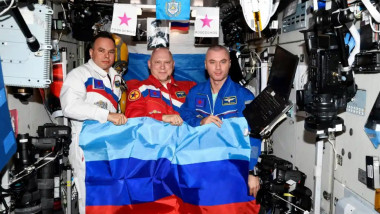 Cosmonauții ruși de pe stația spațială s-au fotografiat cu steagul republicilor autoproclamate Lugansk și Donețk