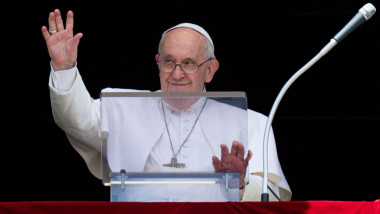 Papa Francisc face cu mână de la balcon