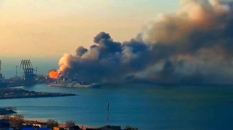 port Berdiansk navă rusească în flăcări