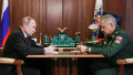 Vladimir Putin și ministrul rus al Apărării, Serghei Șoigu stau la masă față în față