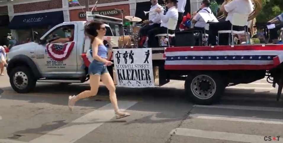 VIDEO. Atac armat la parada de Ziua Independenței dintr-o suburbie a orașului Chicago
