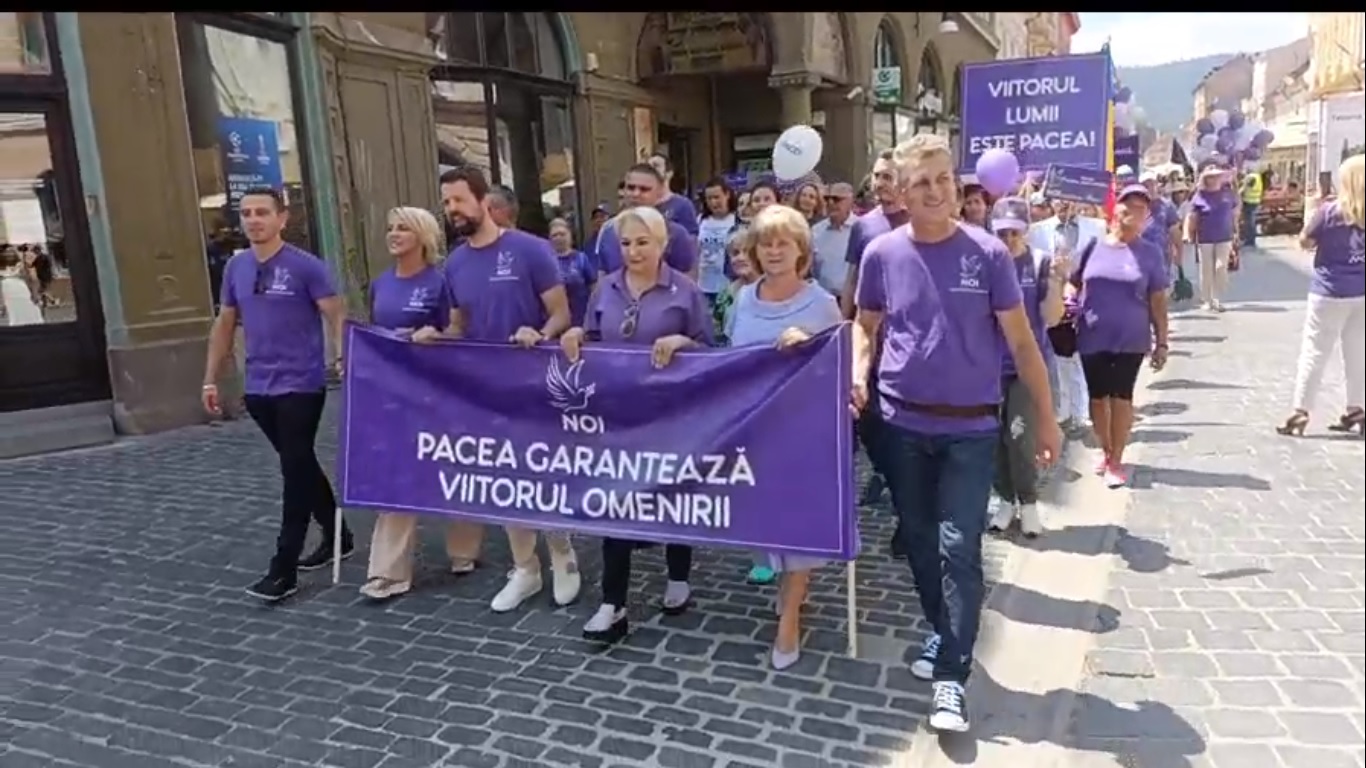 Viorica Dăncilă a plimbat 50 de oameni prin trei orașe să cânte: „Să fie pace pe Pământ, să fie pâine pe masă”