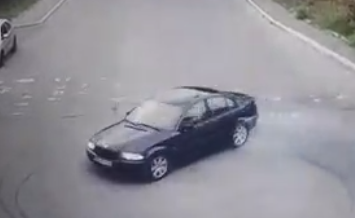 VIDEO. Un tânăr de 19 ani a rămas fără permis după ce a făcut drifturi pe o stradă intens circulată