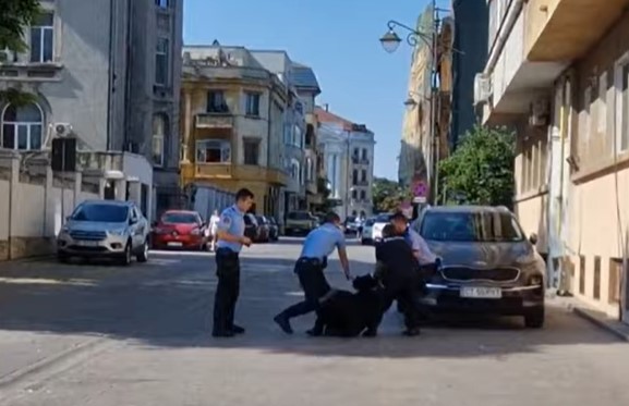 VIDEO Călugăr imobilizat de poliţişti, după ce a iscat un scandal lângă Catedrala Arhiepiscopală din Constanţa