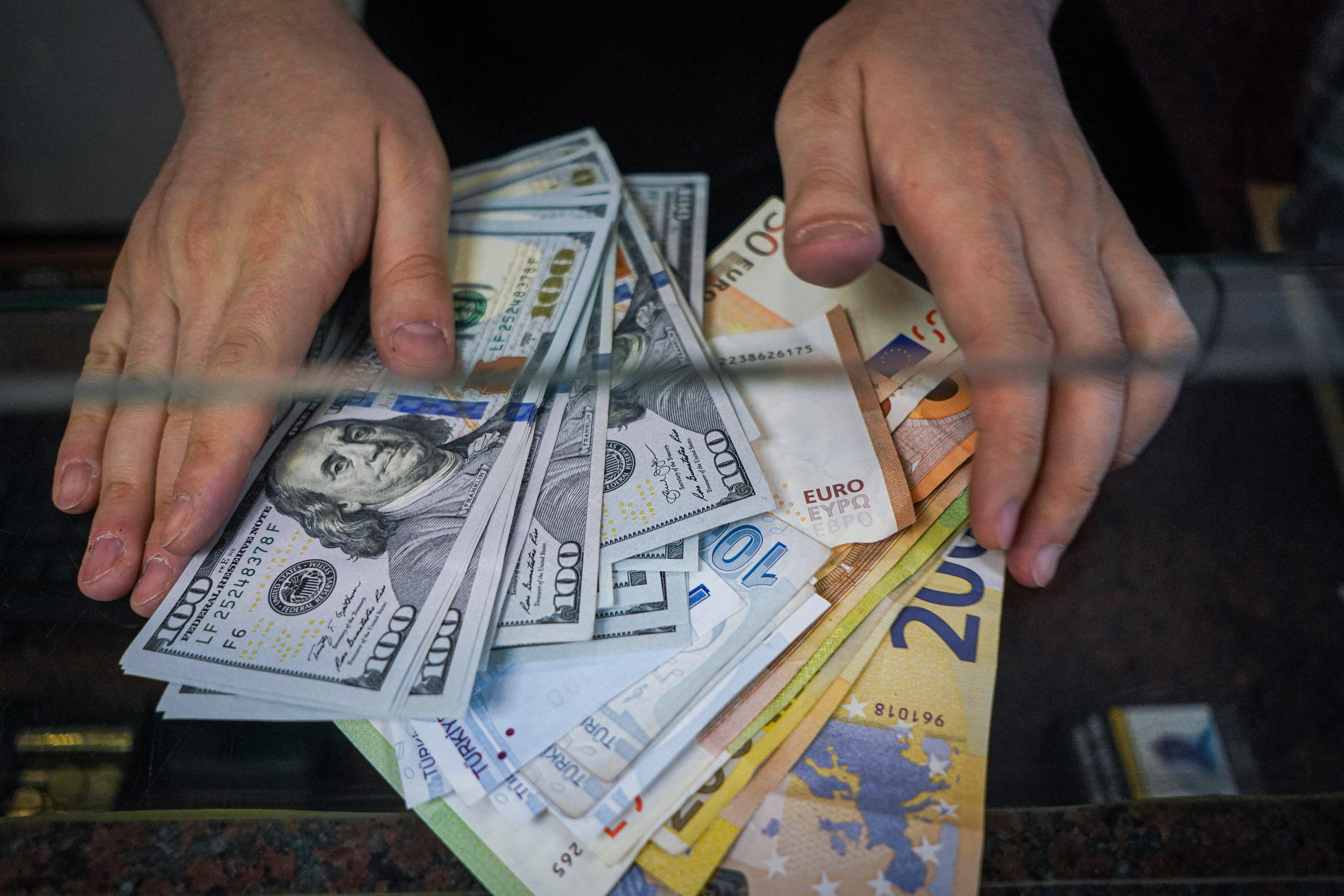 Euro a coborât la cel mai scăzut nivel din 2002 în raport cu dolarul din cauza războiului din Ucraina