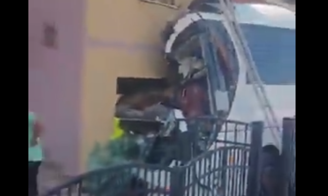 VIDEO. Un șofer polonez a murit după ce a pierdut controlul autocarului și a intrat într-o casă, în Maramureș. 7 oameni sunt răniți
