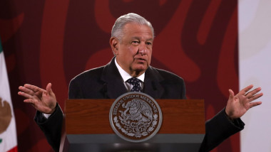Andres Manuel Lopez Obrador ține un discurs.