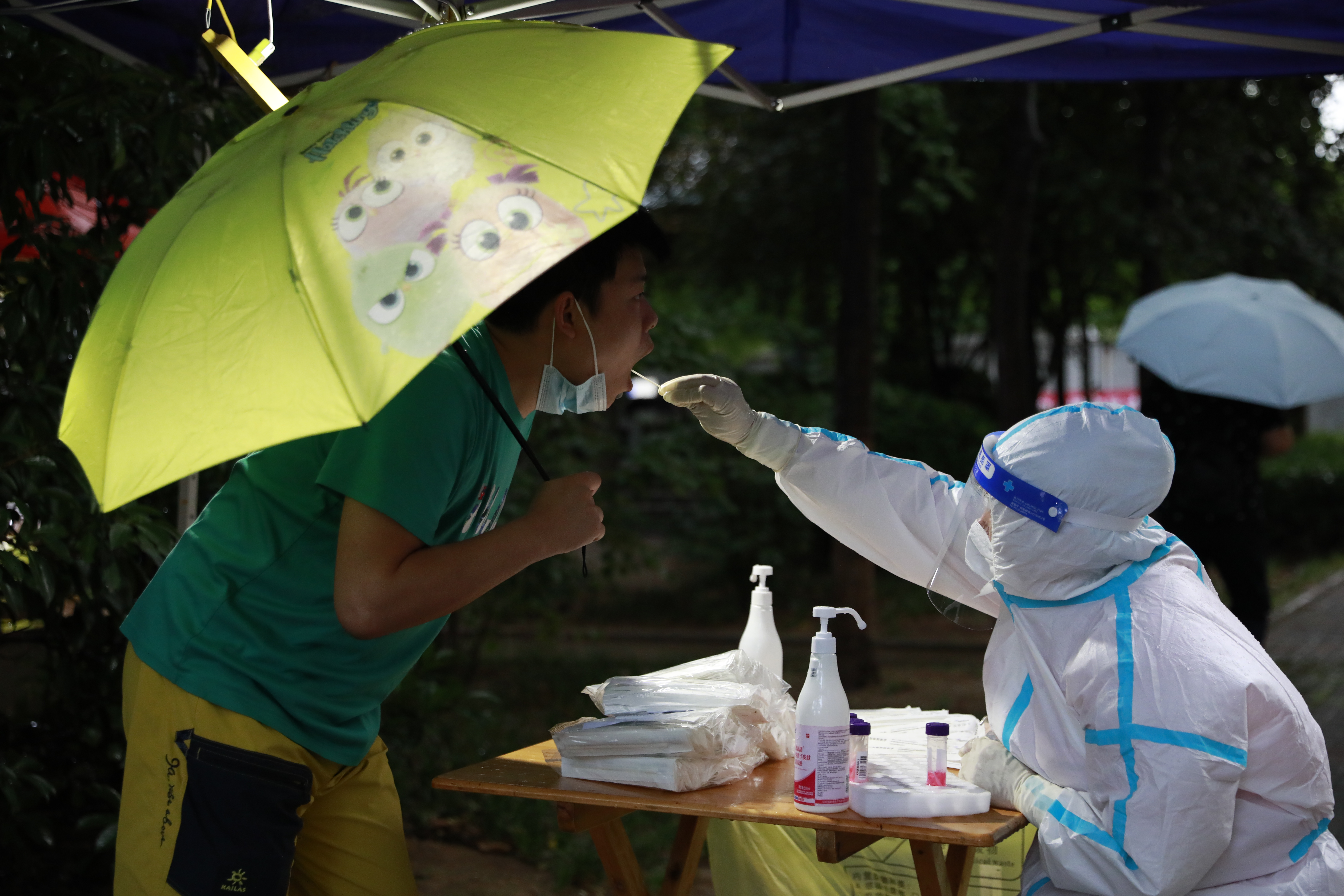 „O luăm de la capăt”. Un oraş cu 13 milioane de locuitori din China se închide după depistarea a 18 cazuri de COVID