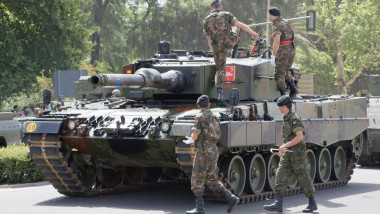 Militari spanioli pe un tanc