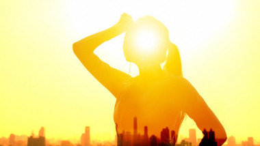 silueta de femeie in soare