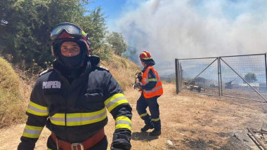 Pompierii români intervin pentru lichidarea unui incendiu de vegetaţie