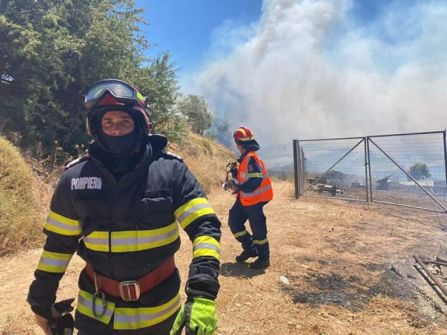 Αντιμέτωπη με δασικές πυρκαγιές για άλλη μια φορά η Ελλάδα.  Ρουμάνοι πυροσβέστες επεμβαίνουν για να σβήσουν τις φλόγες κοντά στην Αθήνα