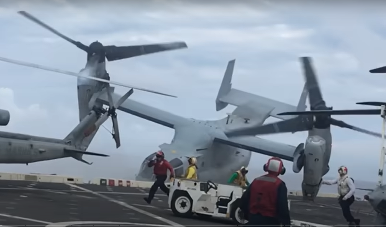 Filmarea prăbușirii unui elicopter Osprey în timp ce încerca să aterizeze pe o navă americană, publicată la 5 ani de la accident