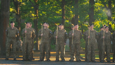 soldati letoni cu faclii in mana
