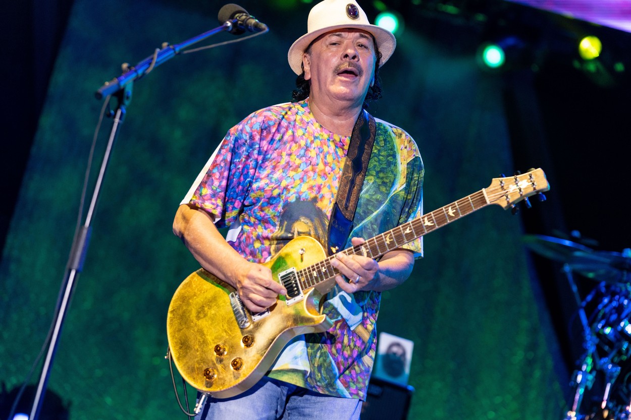 Legendarul chitarist Carlos Santana s-a prăbușit pe scenă, în timpul unui concert