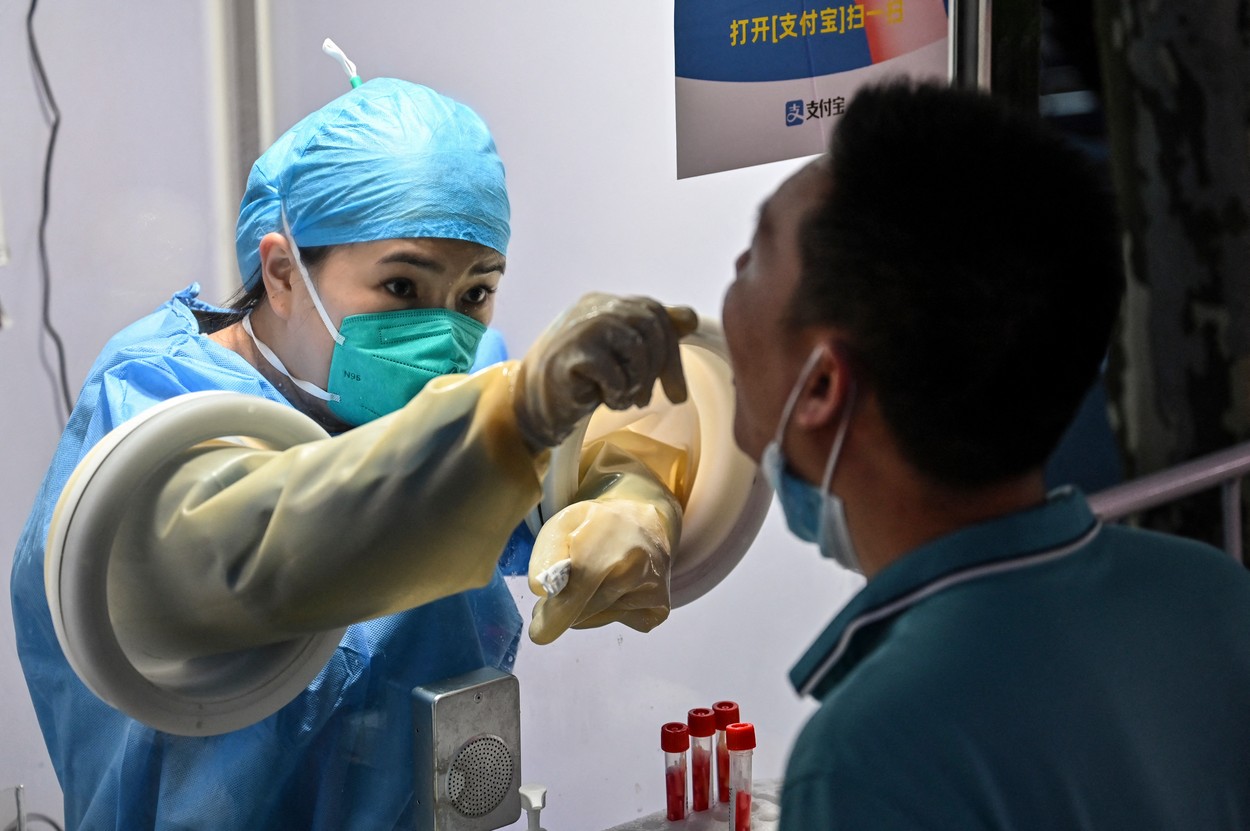 Reîncepe haosul Covid în China. Orașe întregi sunt închise și testate după apariția a câteva sute de cazuri