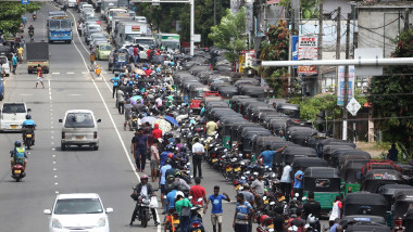 sute de oameni stau la coadă ore întregi pentru a cumpăra combustibil in sri lanka
