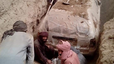Talibanii dezgroapă mașina fondatorului lor, pe care au ascuns-o de militarii SUA acum 20 de ani