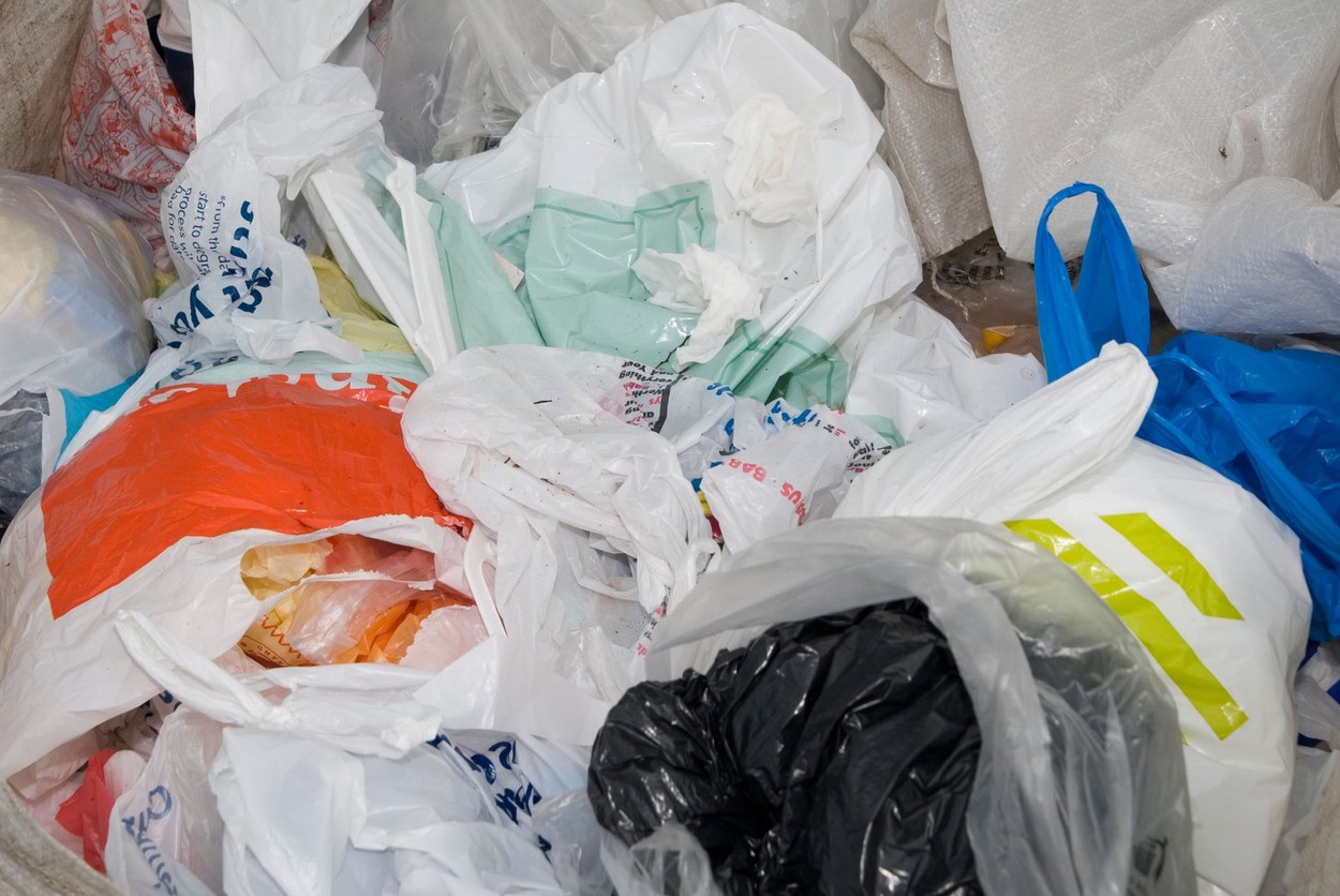 Piaţa din România este invadată de pungi de plastic biodegradabil false, spune președintele ASPAPLAST