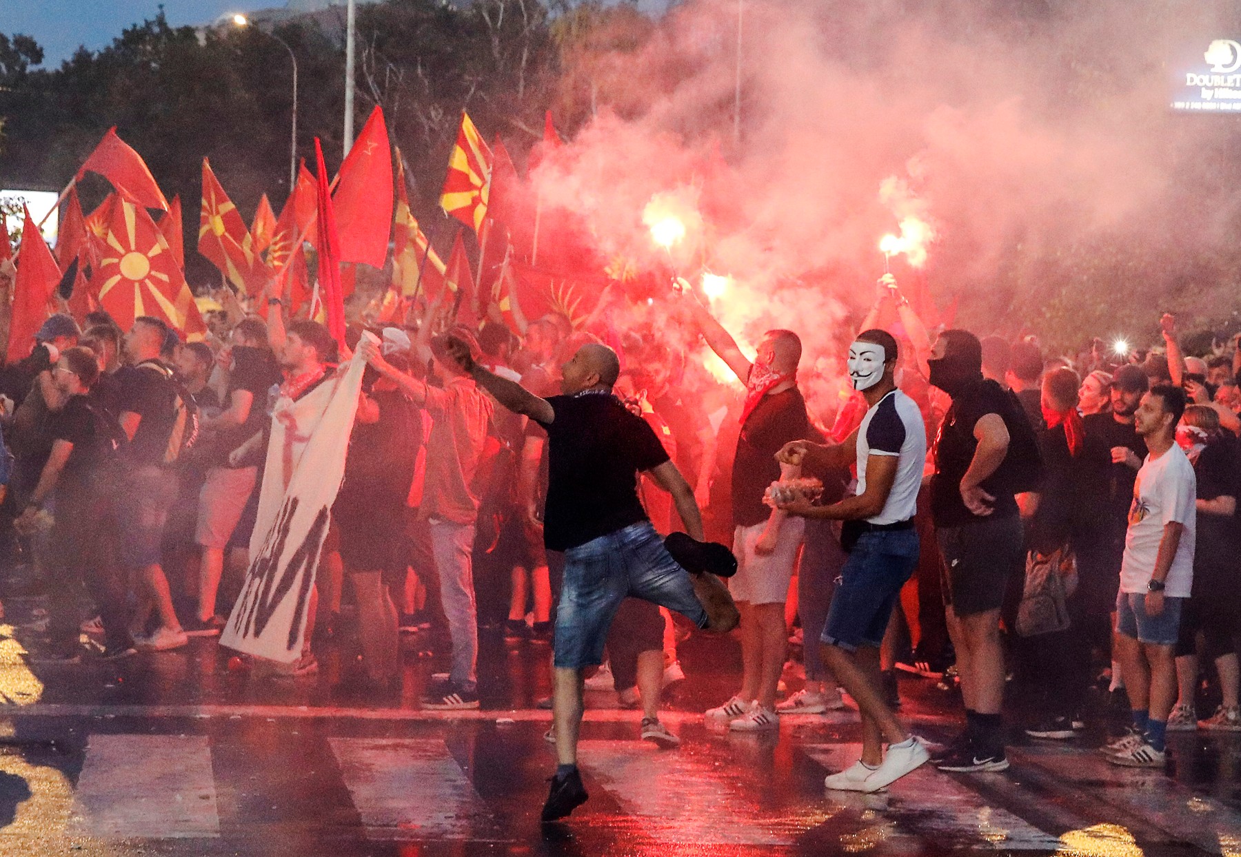 Proteste în Macedonia de Nord împotriva înscrierii în Constituție a etnicilor bulgari. Polițiștii, atacați cu cocteiluri Molotov
