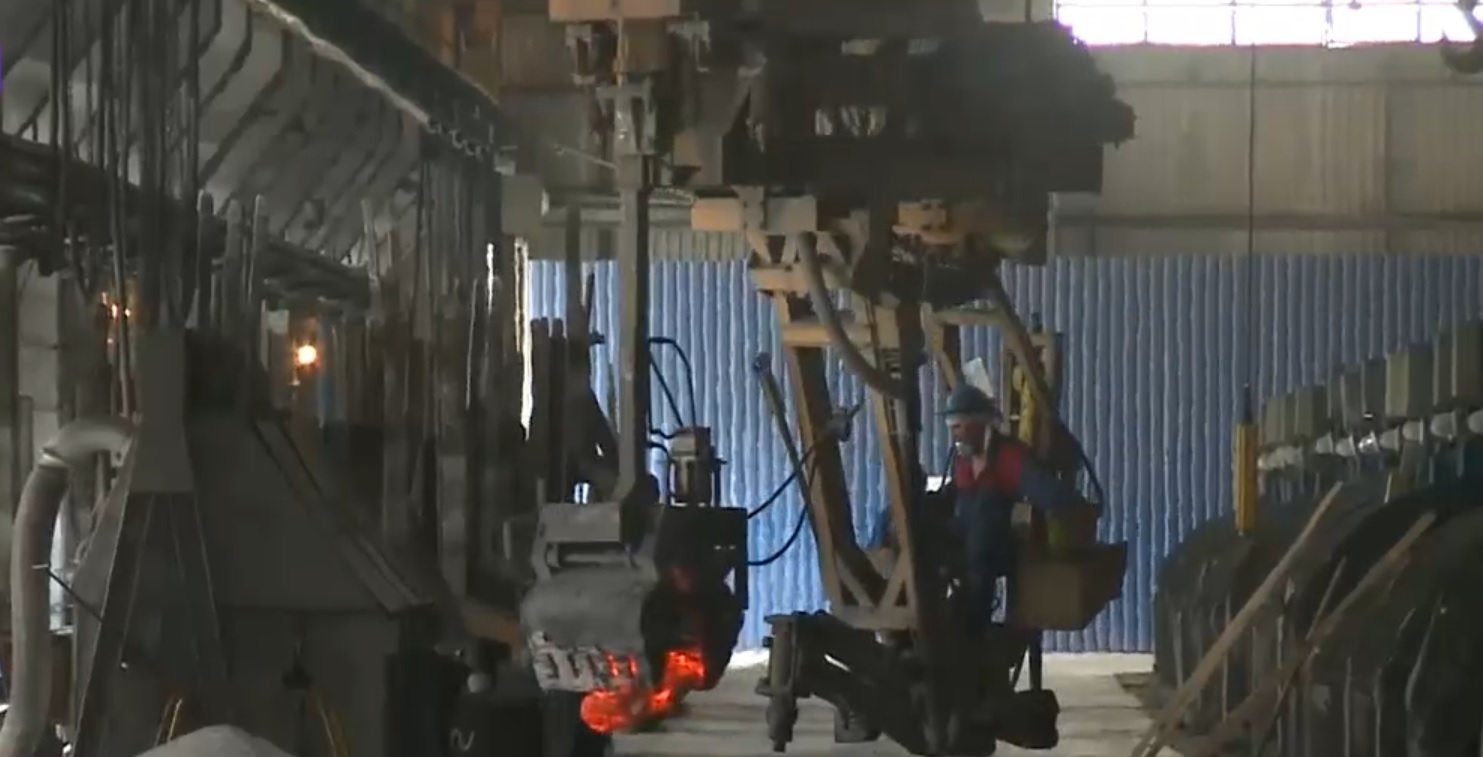 Tot mai multe combinate din țară își închid din activitate și concediază angajați. „E o tensiune permanentă între colegi”