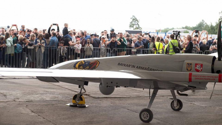 Mii de oameni au venit să vadă drona Bayraktar, care va ajunge în Ucraina. Foto: Twitter/