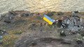 Militarii ucrineni arborează steagul Ucrainei pe Insula Șerpilor. twitter/Nexta