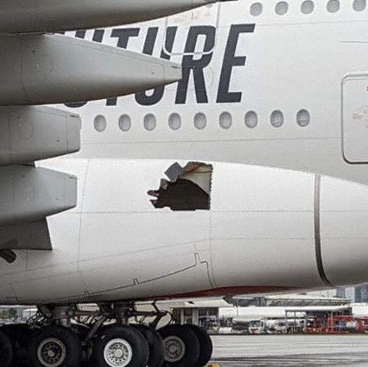 FOTO: Un avion a zburat timp de 14 ore cu o gaură în carenaj