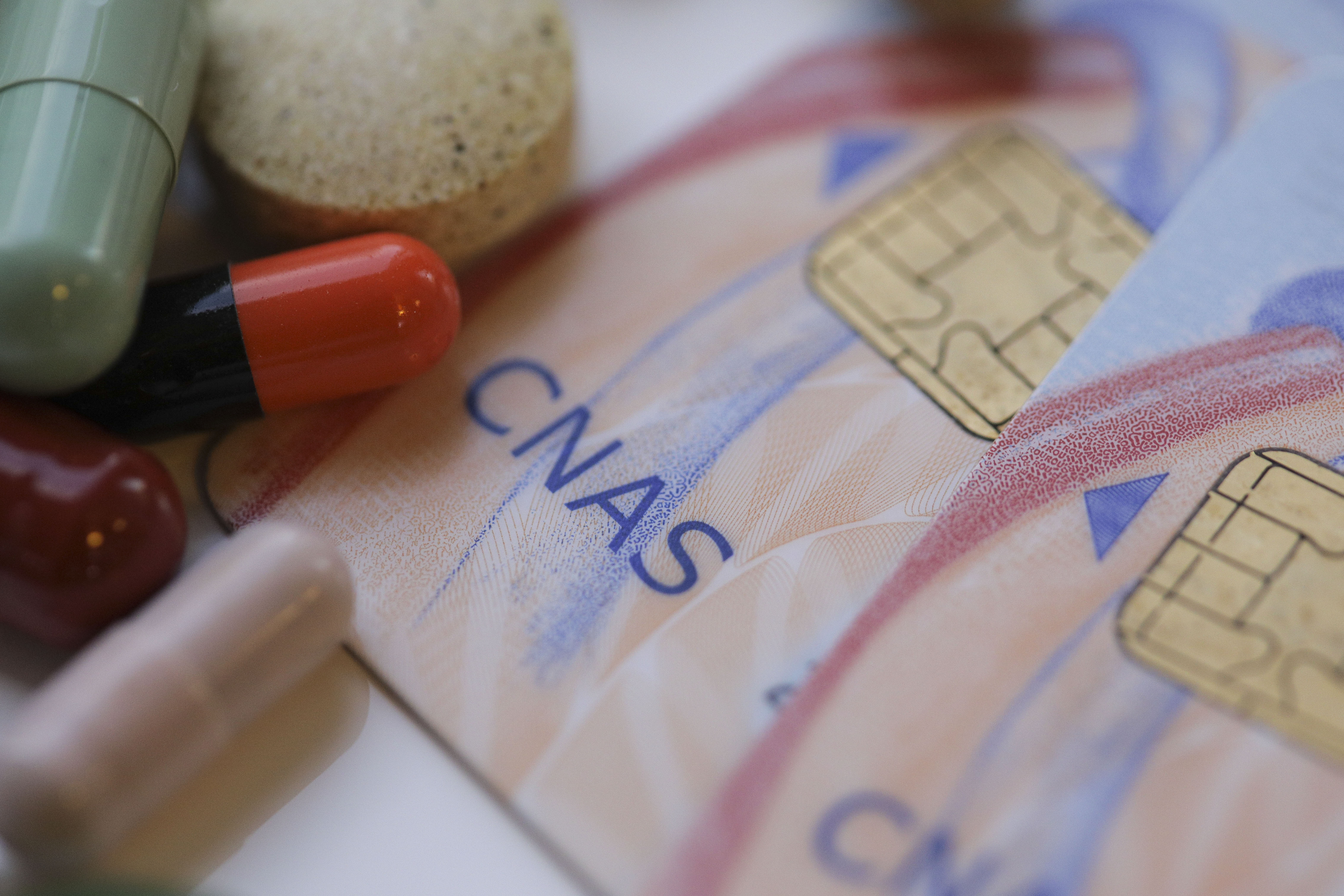 CNAS: Ajutorul de 700 de lei acordat în iulie pensionarilor cu venituri mici nu afectează plafonul de compensare a medicamentelor