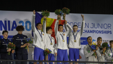 echipa de stafeta masculin 4X100 m inot pe podium cu medalie de aur