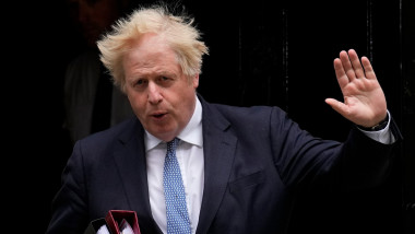 boris johnson face cu mana