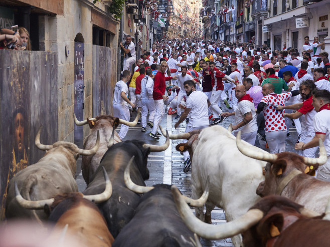 Cursele cu tauri au revenit pe străzile din Pamplona