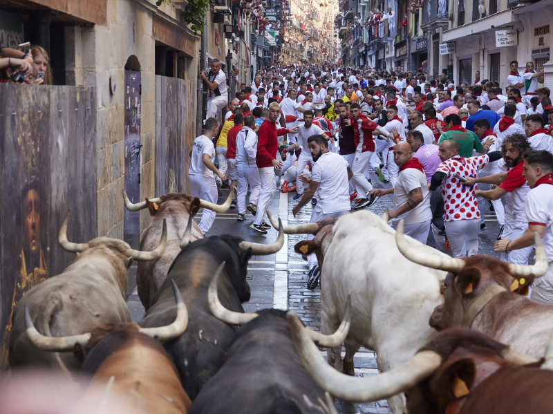Cursele cu tauri au revenit pe străzile din Pamplona