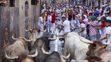 Cursele cu tauri au revenit pe străzile din Pamplona