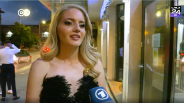 tanara in rochie de gala acorda un interviu