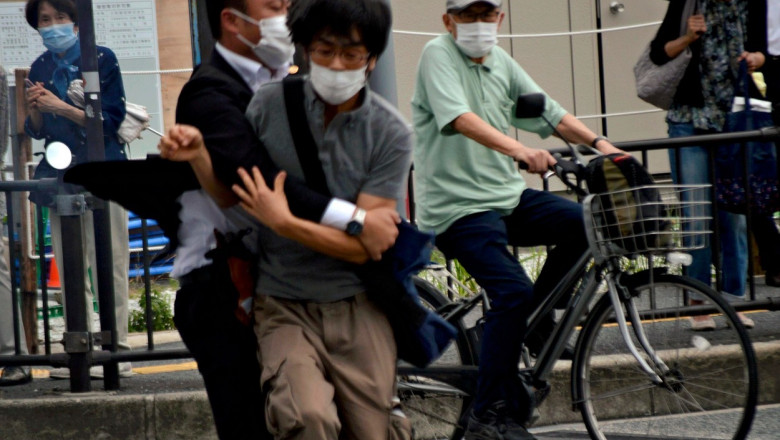 Yamagami Tetsuya, presupusul atacator al fostului premier japonez Shinzo Abe, în momentul arestării.